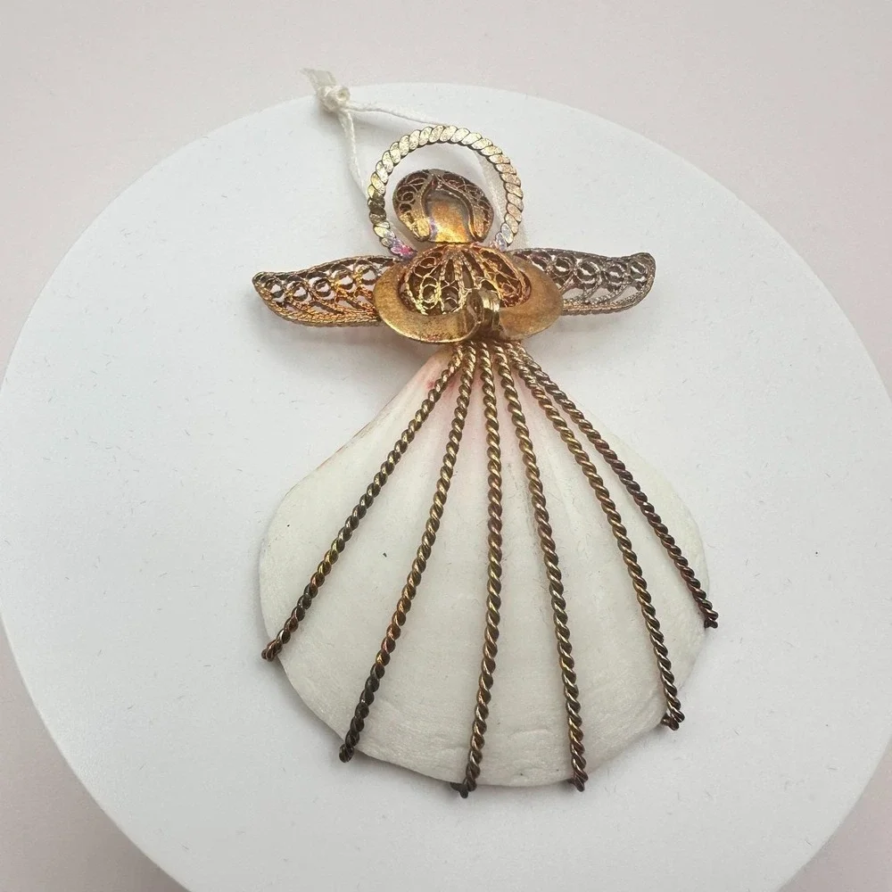 Vintage 80s‎ Gold Tone Filigree Scallop Shell Ornament bent Wire Accents Jewelry